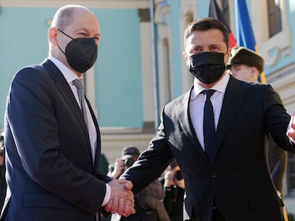 El canciller alemán, Olaf Scholz, junto al presidente de Ucrania, Volodímir Zelenski, este lunes en Kiev.