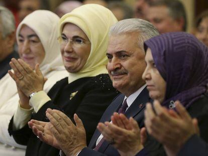 El futuro primer ministro este martes con la esposa de Erdogan (segunda por la izquierda).