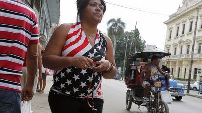 Una mujer el s&aacute;bado en La Habana ante un bici-taxi.