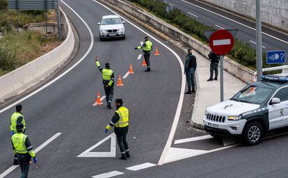La Guardia Civil corta la autopista Palma Andratx para realizar un control