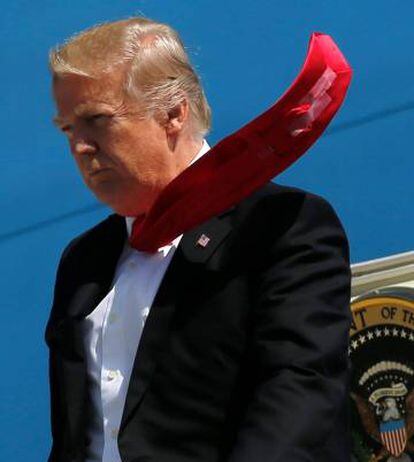 Trump, traicionado por el viento, deja ver la cinta adhesiva de su corbata.