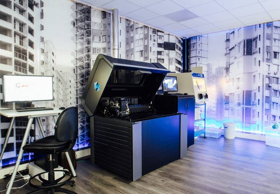 Impresora 3D en el taller de Estudios Durero, en Zamudio (Bilbao). Esta máquina funciona con la técnica Polyjet, que deposita sobre una bandeja material plástico que se solidifica mediante luz ultravioleta. Permite imprimir con varios colores a la vez.