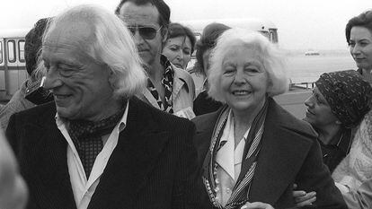 María Teresa León y Rafael Alberti, a su llegada a Madrid tras su largo exilio, en 1977.
