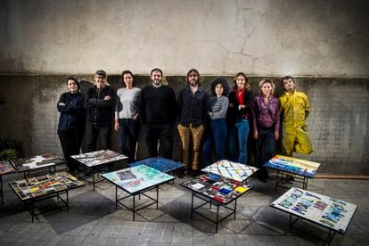El artista Isidro Blasco, (segundo a la izquierda), junto a los otros artistas contemporáneos que han participado en The Table Project.