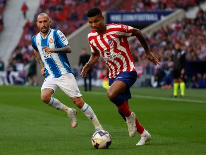 Reinildo lucha por el balón con Aleix Vidal en el partido del Atlético de Madrid contra el Espanyol, en el Metropolitano este domingo