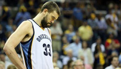 Marc Gasol se lamenta durante el sexto partido de semifinales de la Conferencia Oeste de la NBA que Memphis perdió ante Golden State.