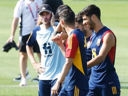 Luis Enrique charla con algunos jugadores durante un entrenamiento de la selección.