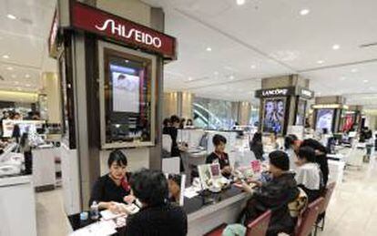 Vista de un mostrador de la firma de cosmética japonesa Shiseido en unos grandes almacenes del centro de Tokio (Japón). EFE/Archivo