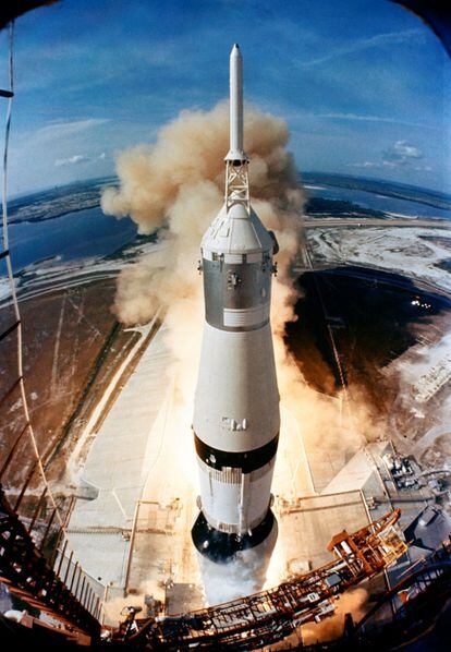 Momento del despegue del cohete Saturno V en la misión espacial Apolo 11 desde la base de Cabo Cañaveral, Florida, el 16 de julio de 1969.