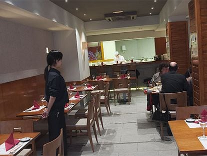 Hiroo Miki propone en su nuevo local madrileño platos como el <b><i>sushi miyama</b></i> (en la foto pequeña)<b><i>.</b></i>