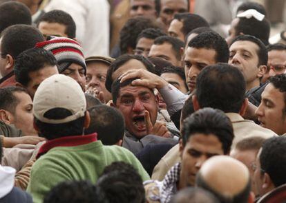 Manifestantes anti Mubarak retienen a un hombre del que sospechan que es partidario del presidente egipcio.