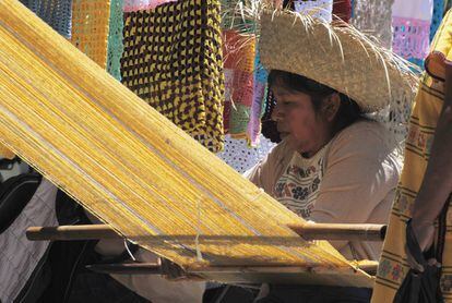 Una artesana teje en un telar en Penjamo (Guerrero).