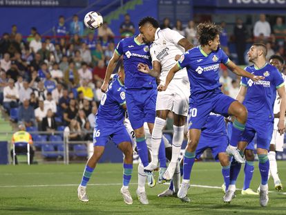 Militao remata el primer gol del Madrid ante el Getafe.