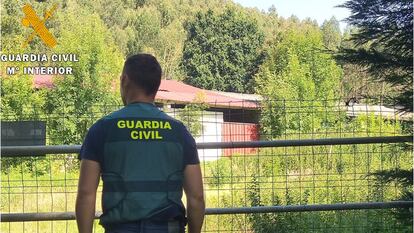 Imagen facilitada por la Guardia Civil que muestra a un agente tras la detención de tres personas relacionadas con el secuestro de un vecino de Santoña retenido en una cabaña de Rasines.