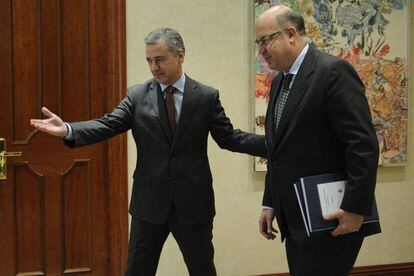 El lehendakari Urkullu recibe al fiscal superior vasco, Juan Calparsoro, en una imagen de archivo.