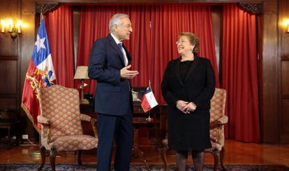 El canciller Heraldo Mu&ntilde;oz y la presidenta Bachelet el 5 de octubre.  