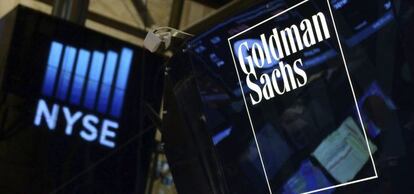 Vista de un logotipo de Goldman Sachs en el parqué de la Bolsa de Nueva York.