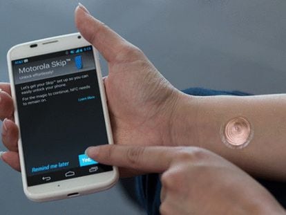 Motorola presenta un tatuaje digital para desbloquear el Moto X