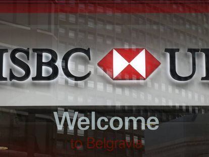 Vista del logo del grupo bancario HSBC en Londres (Reino Unido)