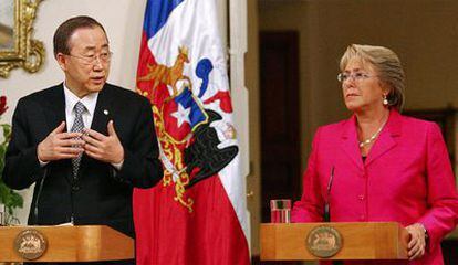 El secretario general de Naciones Unidas, Ban Ki-moon, junto a Michelle Bachelet en una imagen de archivo tomada el pasado 5 de marzo en el palacio de la Moneda, sede de la presidencia chilena. Bachelet concluyó su mandato al frente de Chile apenas seis días después. Hoy, Moon la ha situado al frente de ONU Mujeres, un nuevo organismo puesto en marcha por Naciones Unidas para luchar contra el machismo.