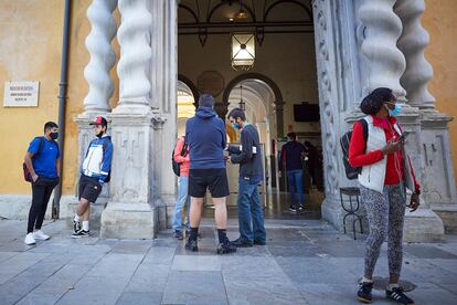 Entrada a la facultad de Derecho de Granada, ayer.