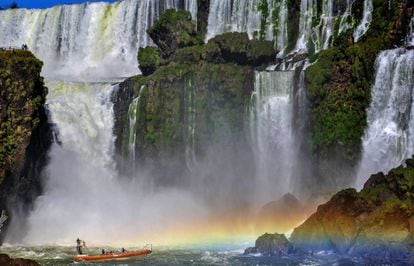 Una embarcación al pie de las cataratas del Iguazú, en Argentina.
