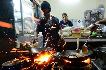 Jay Fai cocinando en el puesto callejero de la capital tailandesa que lleva su nombre, reconocido con una estrella Michelin.