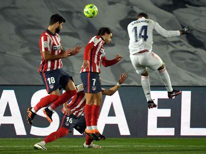 Casemiro remata y marca ante el Atlético de Madrid este sábado en Valdebebas.