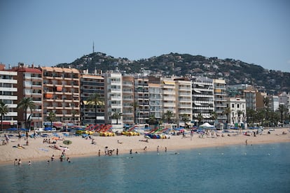 Bañistas en una playa de municipio turístico de Lloret de Mar