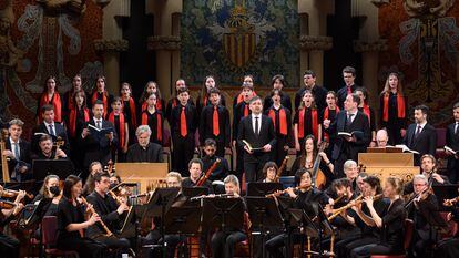 Lionel Meunier (a la derecha, con la partitura) dirige el inicio de la ‘La Pasión de san Mateo’ al coro infantil del Orfeó Català, el coro Vox Luminis y la Orquesta Barroca de Friburgo, el jueves en Barcelona.