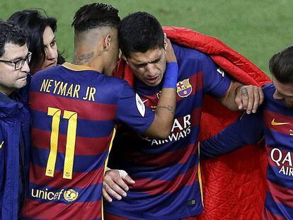Neymar y Messi animan a Su&aacute;rez tras su lesi&oacute;n. 