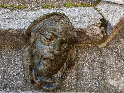 El rostro hallado en el lecho del río Onyar, en Girona, por unos vecinos.