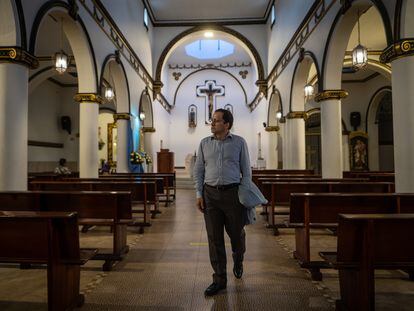 Freddy Leonardo Franco, visita la iglesia que frecuentaba de joven en Manizales, Colombia, el 4 de Mayo de 2022.