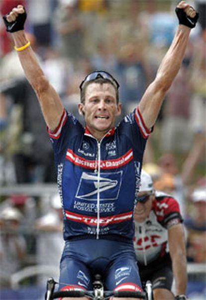 El ciclista tejano celebra su triunfo, que le coloca segundo en la general, en la línea de meta.