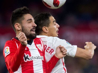 Ben Yedder lucha por el balón con Peru Nolaskoain.