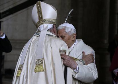 El papa Francisco (i) saluda al papa emérito Benedicto XVI antes de la ceremonia de apertura de la Puerta Santa en el Vaticano.