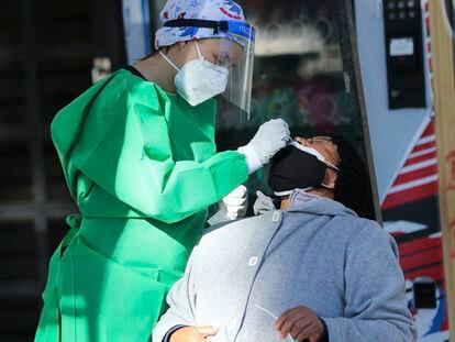 Personal sanitario hace una prueba para detectar casos de de coronavirus en México.