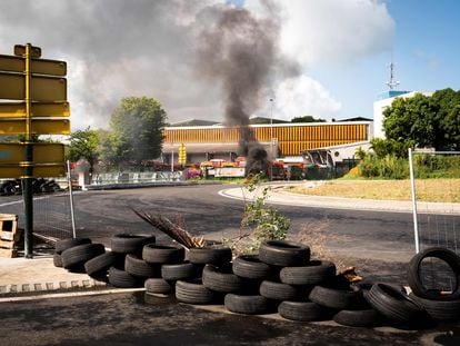 Una carretera cortada en Guadalupe durante una protesta, el 17 de noviembre.