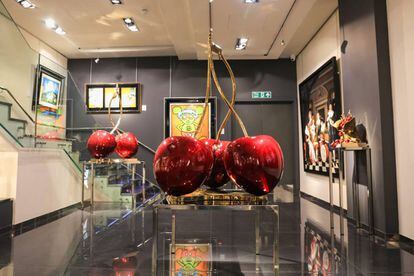 Escultura ‘Love Cherries’, de Art by Lothar, en la galería Bartoux de New Bond Street, en Londres.