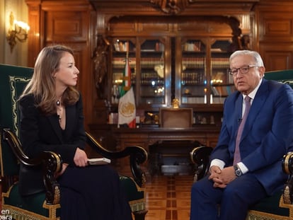 López Obrador es entrevistado por Inna Afigenova en Ciudad de México.
