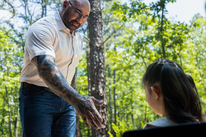 El actor Dave Bautista, en una escena de 'Llaman a la puerta'.