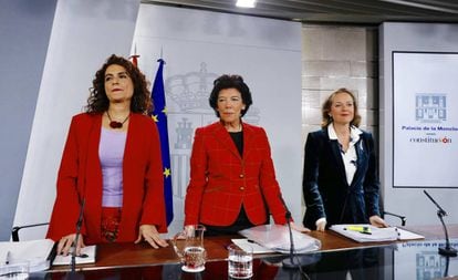 La ministra de Hacienda, María Jesús Monterom la ministra de Educación y portavoz del Gobierno, Isabel Celaá, y la ministra de Economía, Nadia Calviño.