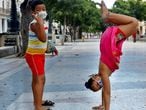 Dos niños juegan en el parque Paseo del Prado en La Habana (Cuba) en plena pandemia global de Covid19. 