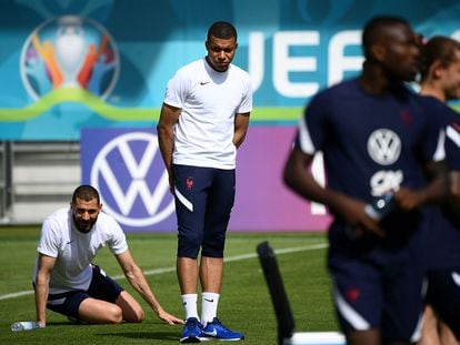 Benzema y Mbappé observan el entrenamiento de Francia este miércoles.