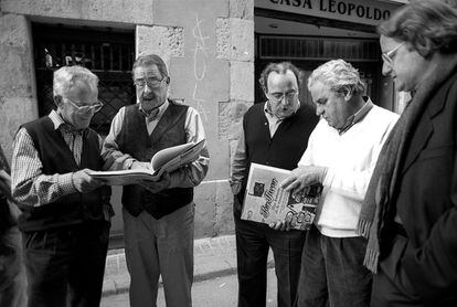 Celebración del XXV aniversario de la aparición de la revista de humor 'Por favor', en Barcelona en 2000. En la imagen, de izquierda a derecha: Cesc, Romeu, Guillen, Juan Marsé y Josep Ramoneda.