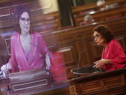 La ministra de Hacienda, María Jesús Montero, interviene desde la tribuna del Congreso, este jueves.