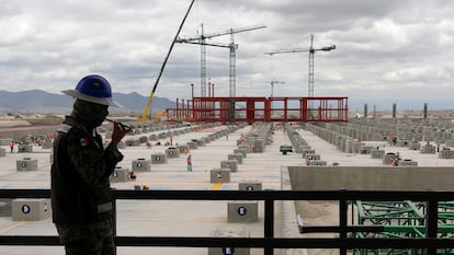 Vista general de la construcción del nuevo aeropuerto Felipe Ángeles, en Santa Lucía, Ciudad de México, en junio de 2020.
