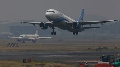 Un avión despega de una de las pistas del Aeropuerto Internacional de Ciudad de México, en una imagen de archivo.