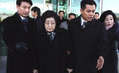 Lee Hee-ho, a su llegada a Corea del Norte.