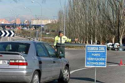 Un agente de la Guardia Civil de Tráfico ordena parar a un conductor para realizarle una prueba de alcoholemia.